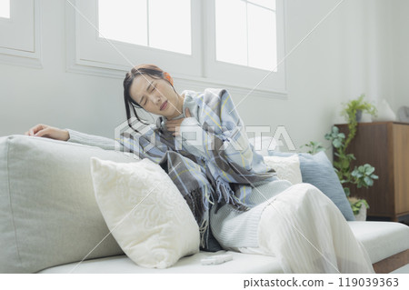 Woman in the living room in winter 119039363