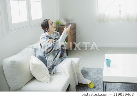 Woman in the living room in winter Woman in the living room in winter 119039468