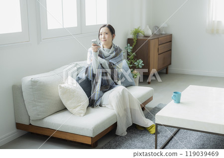 Woman in the living room in winter Woman in the living room in winter 119039469