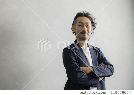 留著鬍子的男人交叉雙臂 留著鬍子的男人交叉雙臂 119039694