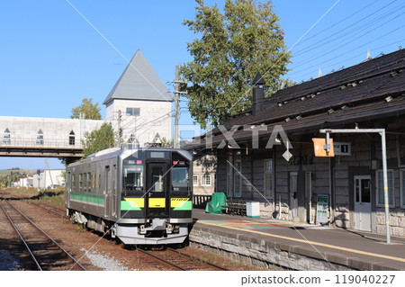 A diesel car parked at Biei Station under a clear blue sky, Furano Line, Hokkaido 119040227