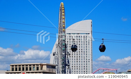 藍天白雲，纜車、飯店、摩天輪景觀 119040945