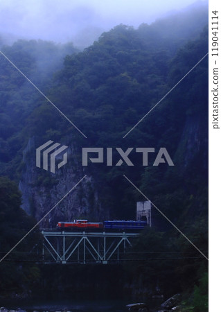 DL Gunma 6fin, towed by DD51-842, crossing a valley shrouded in deep fog_Photo taken on 10/5/2024 119041114