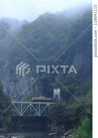 DL Gunma 6fin, towed by DD51-842, crossing a valley shrouded in deep fog_Photo taken on 10/5/2024 DL Gunma 6fin, towed by DD51-842, crossing a valley shrouded in deep fog_Photo taken on 10/5/2024 119041115