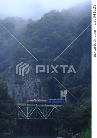 DL Gunma 6fin, towed by DD51-842, crossing a valley shrouded in deep fog_Photo taken on 10/5/2024 119041122