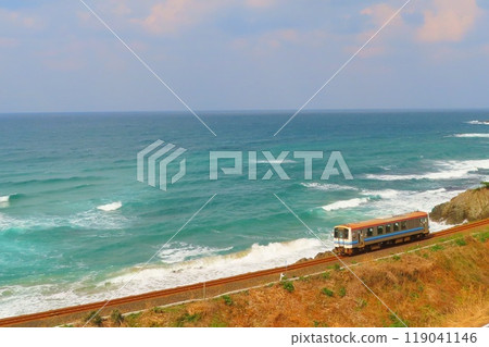 [島根縣]沿海岸線行駛的單人列車 119041146