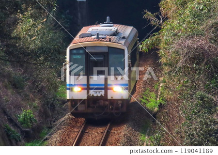 [島根縣]從隧道出來的山陰線 119041189