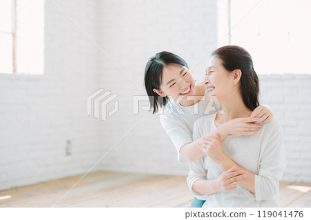 Parents and children relaxing together in the living room 119041476