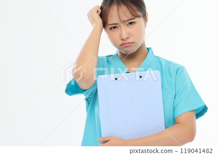 擔心的護士陰性 119041482