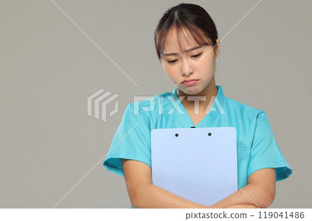 擔心的護士陰性 119041486