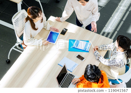 男女大學生在教室裡開會 119041567