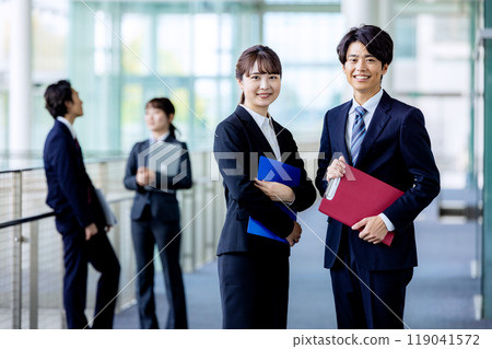 Business men and women 119041572