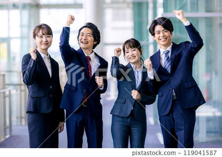  打膽量姿勢的商人 119041587