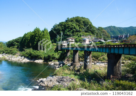JR名鬆線、雲出川上的橋樑和行駛中的柴油車 119043162