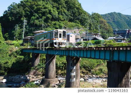 JR名鬆線、雲出川上的橋樑和行駛中的柴油車 JR名鬆線、雲出川上的橋樑和行駛中的柴油車 119043163