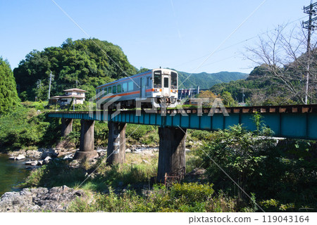 JR Meisho Line, a diesel car running along a bridge over the Kumozu River 119043164