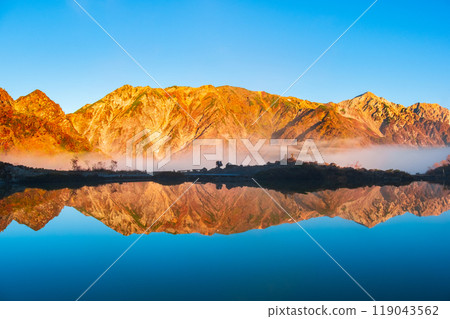 秋季攀登唐松岳（黎明的八方池和歌手山連峰） 119043562