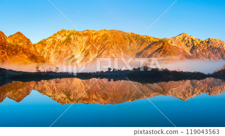 秋季攀登唐松岳（黎明的八方池和歌手山連峰） 119043563