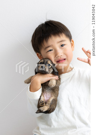 Family photo with our beloved dog, puppy, Kaninchen Dachshund Family photo with our beloved dog, puppy, Kaninchen Dachshund 119043842