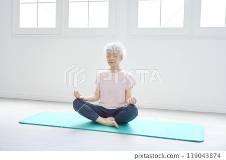 冥想瑜珈的資深女性 119043874