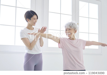 教練為老年婦女教授瑜伽 119043890