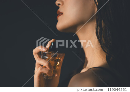 Women's perfume image Women's perfume image 119044261