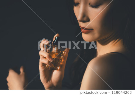 Women's perfume image 119044263