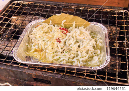 銀魚 ajillo（橄欖油烤） 放在法國麵包上。厚木站前的廉價海鮮居酒屋-2024 119044361