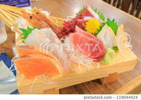 A luxurious sashimi platter. Dinner at a cheap seafood izakaya in front of Atsugi Station 2024 119044424