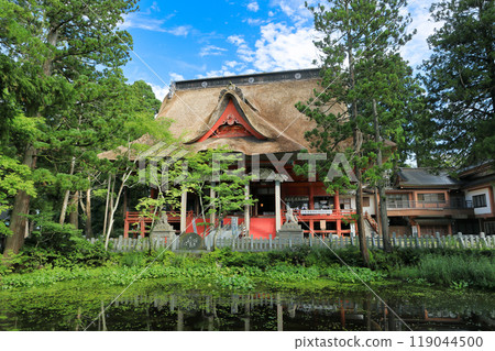 出羽三山、羽山山、從鏡池眺望三神鄉神社 出羽三山、羽山山、從鏡池眺望三神鄉神社 119044500