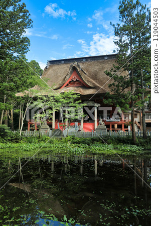 出羽三山、羽山山、從鏡池眺望三神鄉神社 出羽三山、羽山山、從鏡池眺望三神鄉神社 119044503