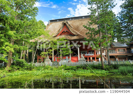 出羽三山、羽山山、從鏡池眺望三神鄉神社 出羽三山、羽山山、從鏡池眺望三神鄉神社 119044504