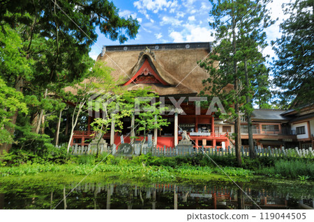 出羽三山、羽山山、從鏡池眺望三神鄉神社 出羽三山、羽山山、從鏡池眺望三神鄉神社 119044505