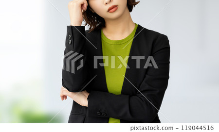 business woman thinking 119044516