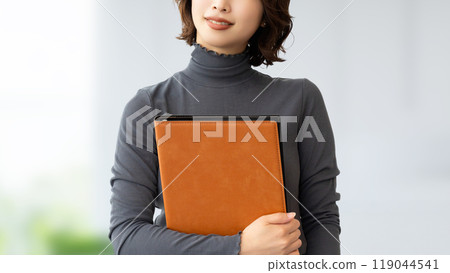 微笑與文件的女實業家 微笑與文件的女實業家 119044541