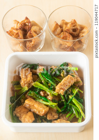 Prepared side dishes: Sweet and spicy simmered deep-fried tofu and komatsuna, and lotus root kinpira 119044717