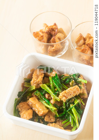 Prepared side dishes: Sweet and spicy simmered deep-fried tofu and komatsuna, and lotus root kinpira Prepared side dishes: Sweet and spicy simmered deep-fried tofu and komatsuna, and lotus root kinpira 119044718