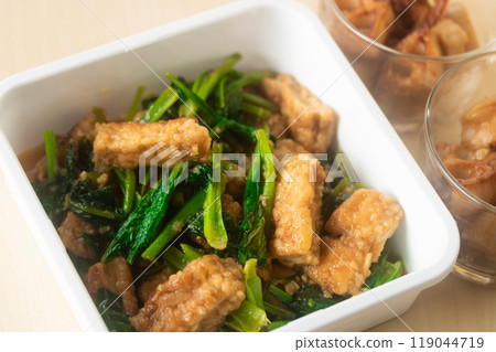 Prepared side dishes: Sweet and spicy simmered deep-fried tofu and komatsuna, and lotus root kinpira Prepared side dishes: Sweet and spicy simmered deep-fried tofu and komatsuna, and lotus root kinpira 119044719