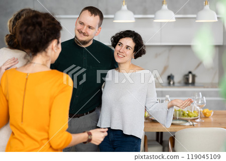 Husband and wife stand side by side and say goodbye to guests 119045109