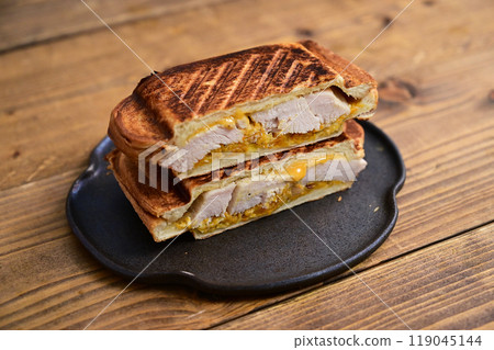 胡桃南瓜醬和熱雞肉火腿三明治 胡桃南瓜醬和熱雞肉火腿三明治 119045144