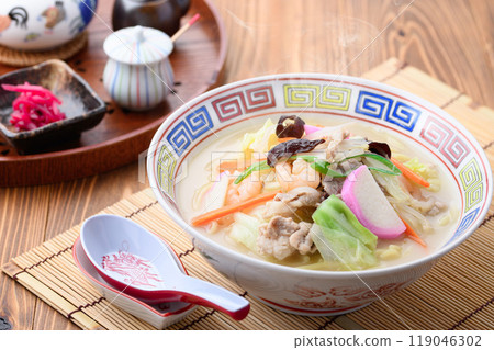 配料豐富的雜燴面 119046302