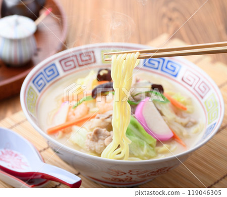 配料豐富的雜燴面 配料豐富的雜燴面 119046305