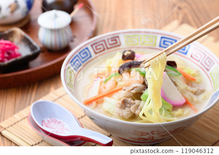 配料豐富的雜燴面 119046312