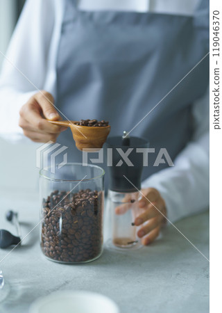A young female sales clerk brewing coffee on a weekend morning 119046370