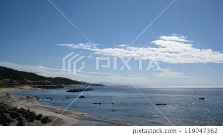 藍天、藍色日本海、海角和海灘的鄉村景觀 119047362