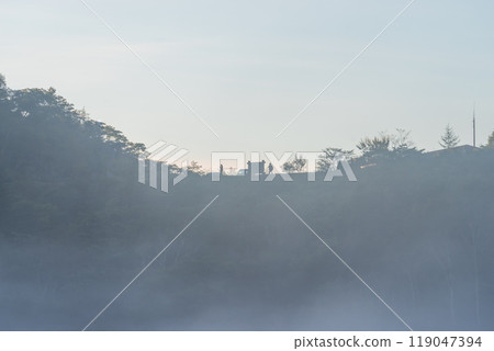 被晨霧包圍的赤城山、角滿淵[群馬縣] 119047394