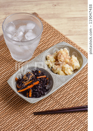 Shochu and water and snacks 119047488