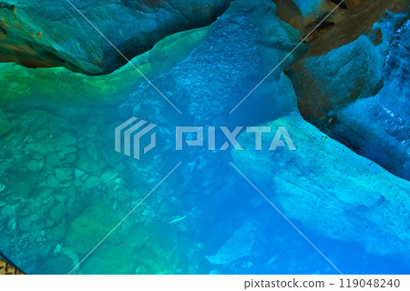 石灰岩洞的水清澈見底 119048240