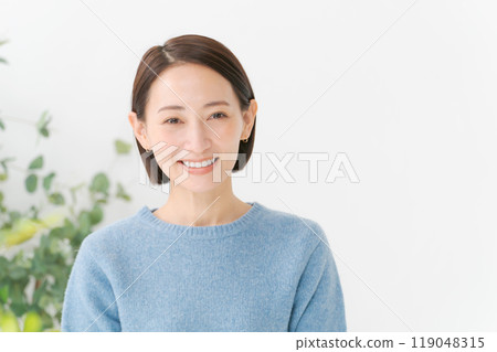Portrait of a woman with a short bob Portrait of a woman with a short bob 119048315