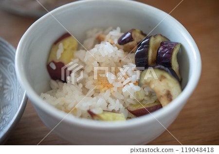 地瓜飯和醃茄子 119048418